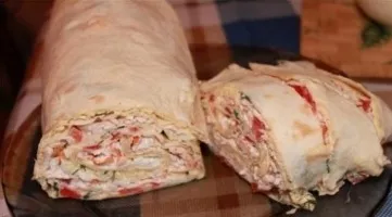 Lavašo suktinukai su krabų lazdelėmis
