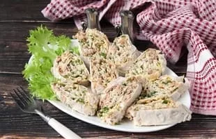 Lavašo vyniotinis su tunu ir kiaušiniu