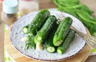 Marinuoti agurkai maišelyje su česnaku