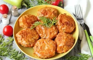 Mėsos kotletai su grikiais keptuvėje
