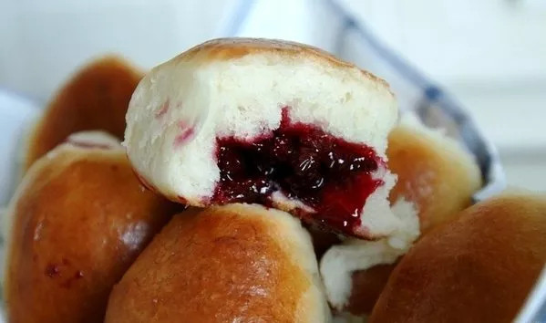 Minkštos bandelės su bruknių įdaru