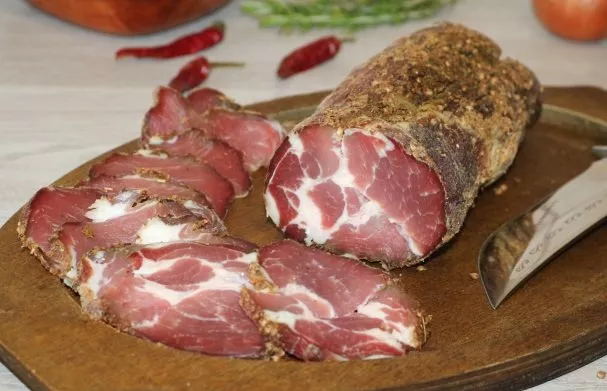 Namie džiovinta kiaulienos sprandinė