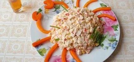 Paprastos krabų lazdelių salotos