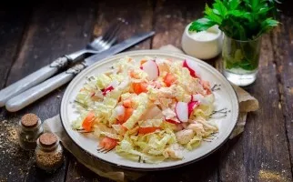 Pekino kopūsto ir vištienos salotos