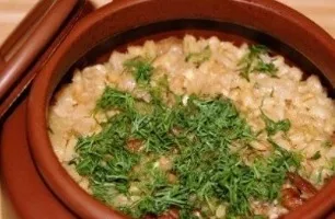 Perlinės kruopos su mėsa puode orkaitėje