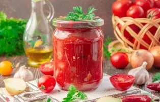 Pomidorų ir svogūnų padažas žiemai