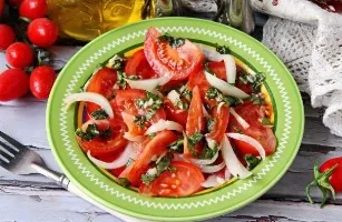 Pomidorų salotos su baziliku ir medumi