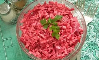 Rožinės salotos su krabų lazdelėmis