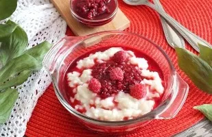 Ryžių košė su avietėmis