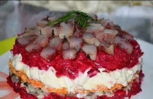 Salotos su silke ir grybais