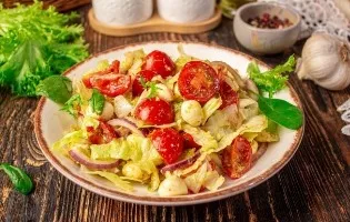 Salotos su vyšniniais pomidorais, mocarela ir pesto