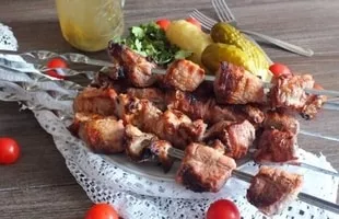 Šašlyku marinavimas su agurkų marinatu