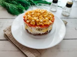 Sluoksniuotos salotos su rūkyta žuvimi