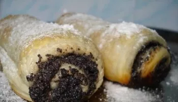Sluoksniuotos tešlos vyniotinis su aguonomis