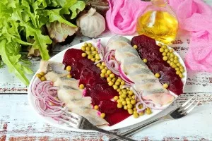 Sūdytos silkės, burokėlių ir žirnių užkandis