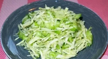 Šviežių kopūstų ir agurkų salotos