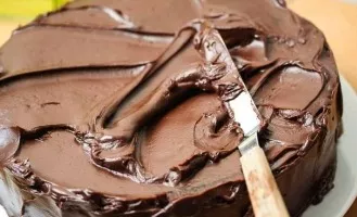 Tortas su biskvito gabalėliais ir vaisiais
