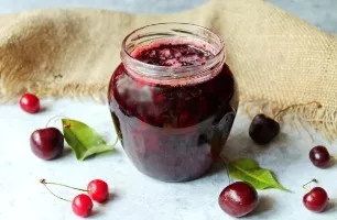 Uogienė iš vyšnių ir trešnių be kauliukų