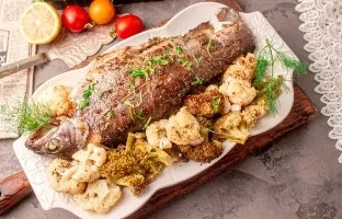 Upėtakis su brokoliais ir žiediniais kopūstais orkaitėje