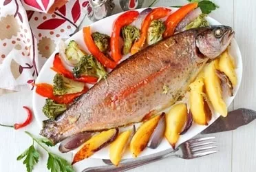 Vaivorykštinis upėtakis orkaitėje su daržovėmis