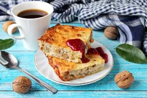 Varškės apkepas su razinomis ir graikiniais riešutais