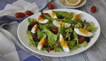 Žaliosios salotos su raudona žuvimi