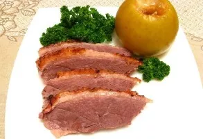 Žąsis su obuoliais ir slyvomis