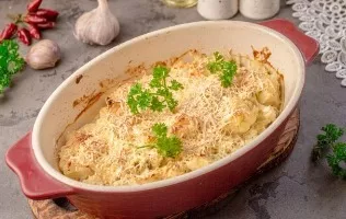 Žiediniai kopūstai česnakiniame padaže kepti su sūriu