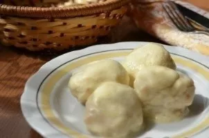 Žuvies kukuliai padaže